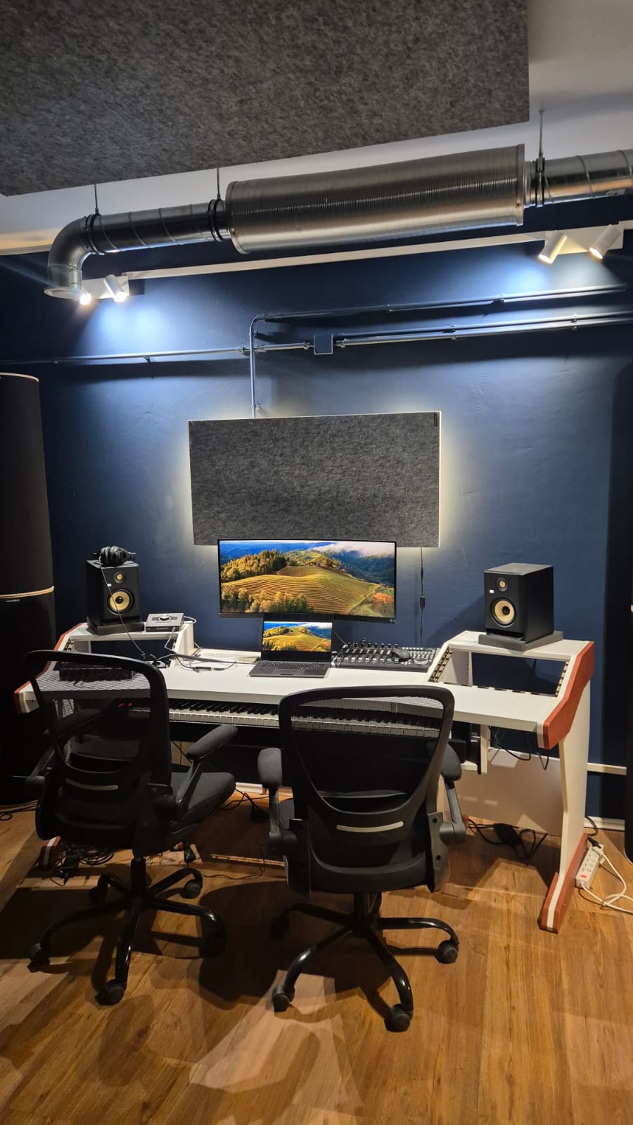 Image 4: studio